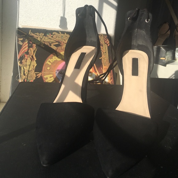 Black laced up heels - Picture 2 of 3